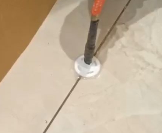 略阳瓷砖空鼓维修公司专业解答瓷砖在铺贴过程中，如果没有涂抹均匀到位的粘结材料（如水泥砂浆或瓷砖胶），可能会导致以下问题