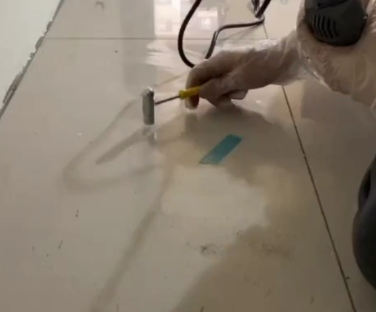 略阳瓷砖开裂维修公司专业分享瓷砖在铺贴前如果没有沥干水分，将会导致以下问题