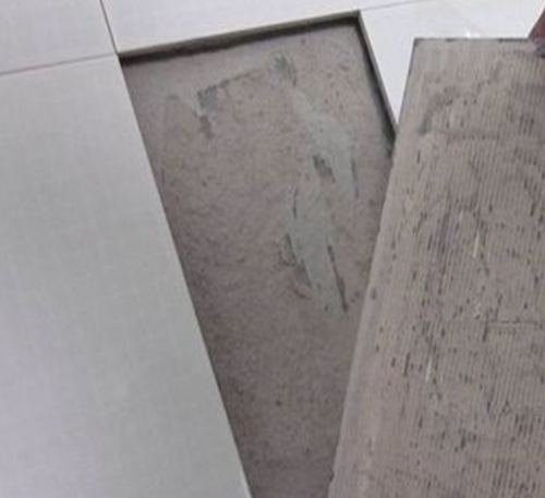 略阳瓷砖空鼓维修公司分享瓷砖铺贴时如果打浆（即涂抹在瓷砖背面和基层上的砂浆或瓷砖胶）过少，会带来以下问题